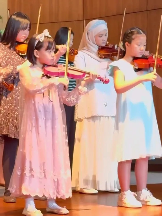 Potret anak Inara Rusli di acara violin recital