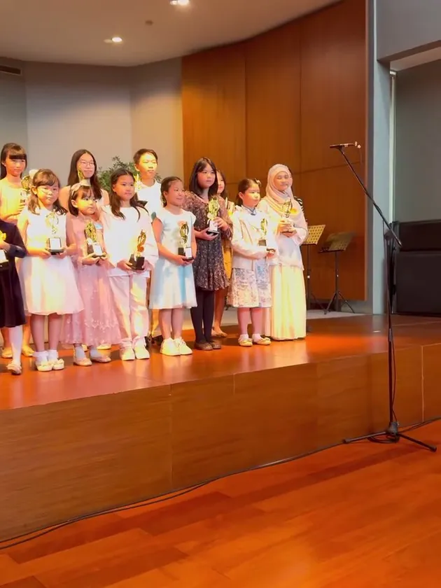 Potret anak Inara Tusli bersama teman-teman di acara violin recital