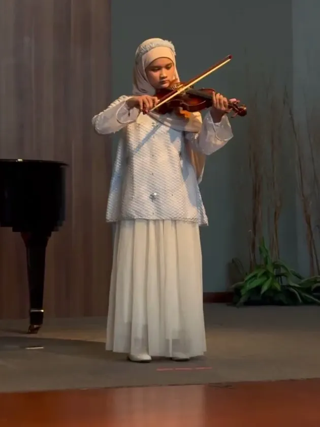 Potret Starla tampil di atas panggung