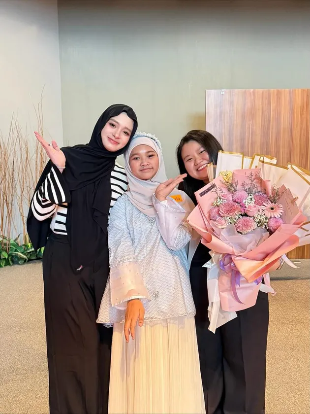 Potret Inara Rusli berikan bunga untuk anak