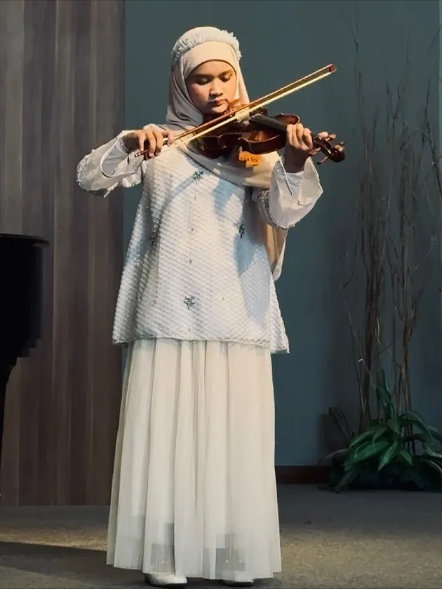 Gaya anak Inara Rusli tampil di acara violin recital