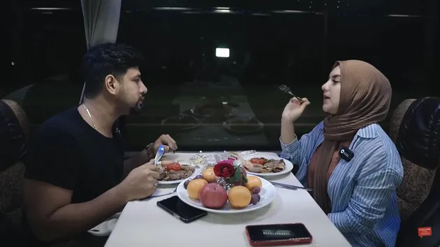 Irish Bella dan Ammar Zoni Sewa Bus Mewah