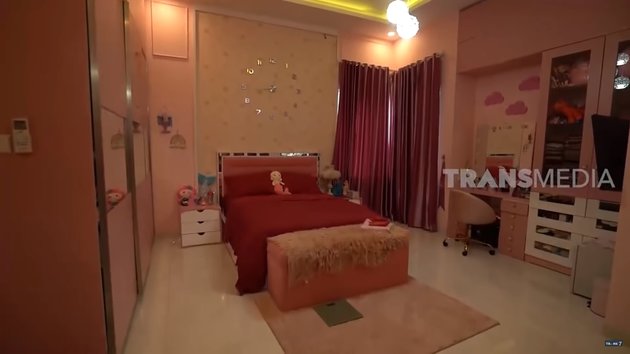 Ria Ricis menunjukkan potret kamar pribadi di rumah mewahnya. Terlihat luas dan nyaman dengan dekorasi serba warna pink.