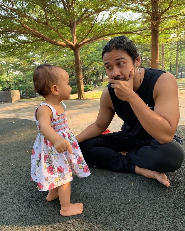 9 Portraits of Chicco Jerikho's Togetherness with His Daughter Surinala, Becoming a Hot Daddy