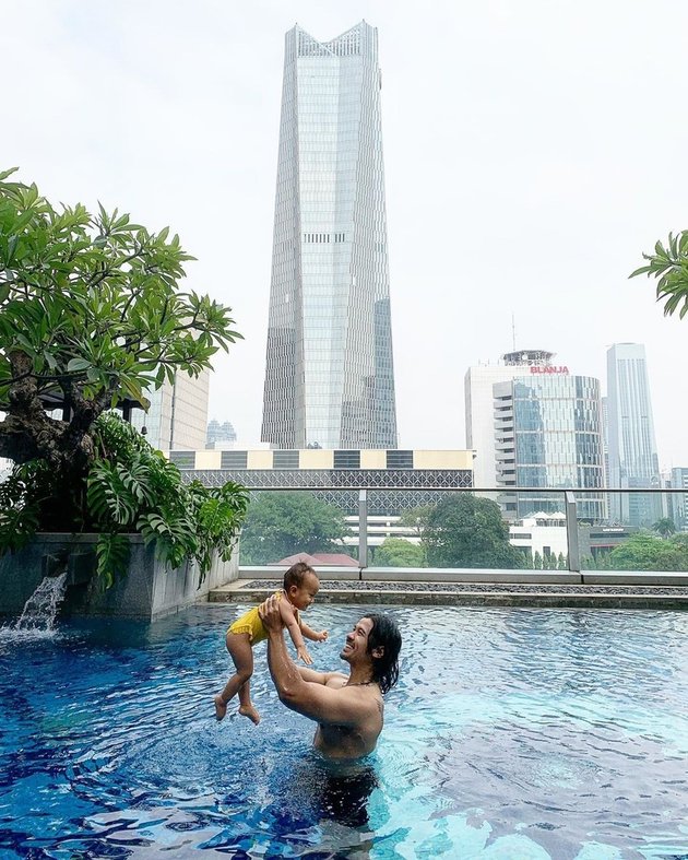 9 Portraits of Chicco Jerikho's Togetherness with His Daughter Surinala, Becoming a Hot Daddy