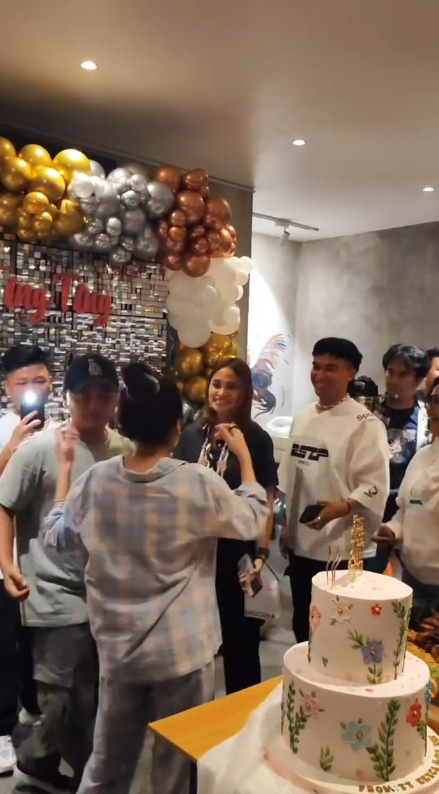 9 Photos of Ayu Ting Ting's Birthday Surprise, Festive Even Though Father Rozak & Mother Kalsum are Absent - Her Fiancé Has Not Arrived