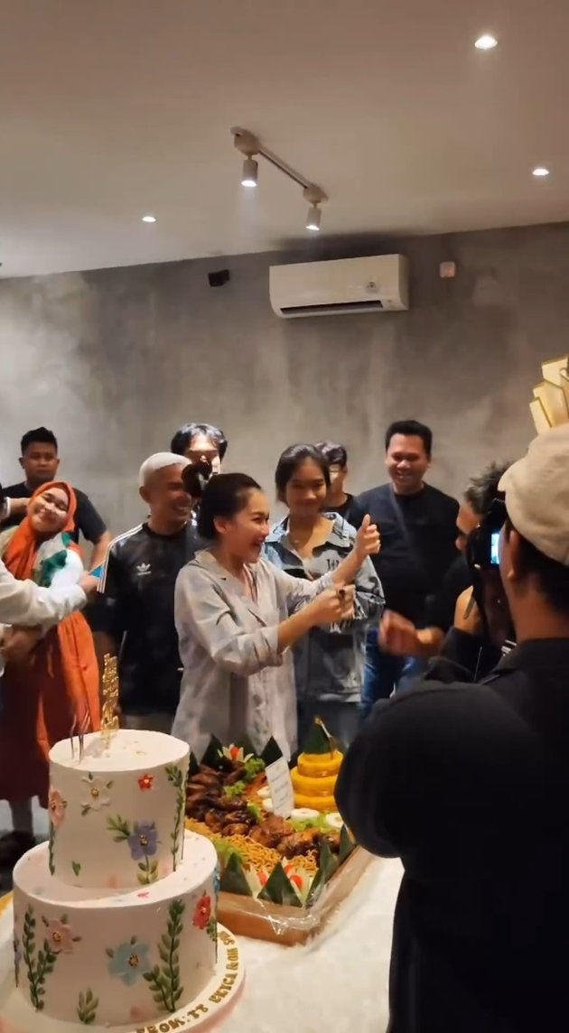 9 Photos of Ayu Ting Ting's Birthday Surprise, Festive Even Though Father Rozak & Mother Kalsum are Absent - Her Fiancé Has Not Arrived