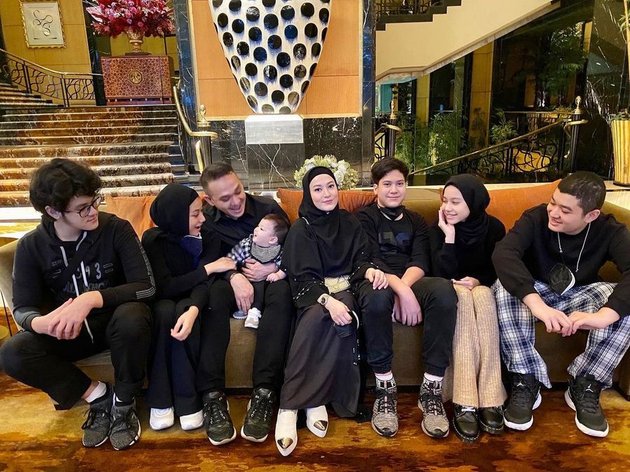 9 Portraits of Lyra Virna and Fadlan Muhammad's Family, Happy Together with Their 6 Children who are Harmonious Despite not being Blood-related