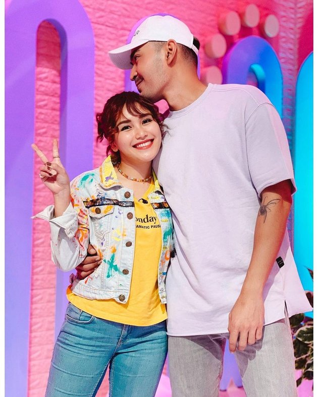 9 Portraits of Ayu Ting Ting and Robby Purba's Affection, From Embracing to Carrying - Prayed to be Soulmates by Netizens