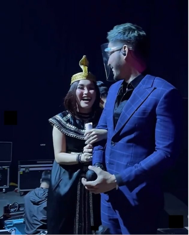 9 Portraits of Ayu Ting Ting and Robby Purba's Affection, From Embracing to Carrying - Prayed to be Soulmates by Netizens