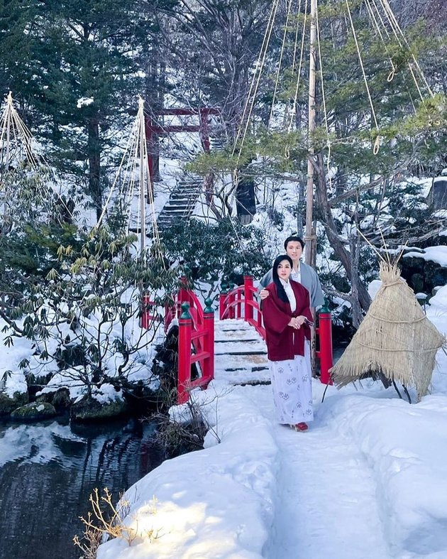 Sejak akhir tahun 2020 lalu, Syahrini dan Reino Barack menikmati liburan berdua di Jepang. Tentunya pasangan cetar ini tak lupa menikmati dinginnya salju kompak mengenakan kimono.