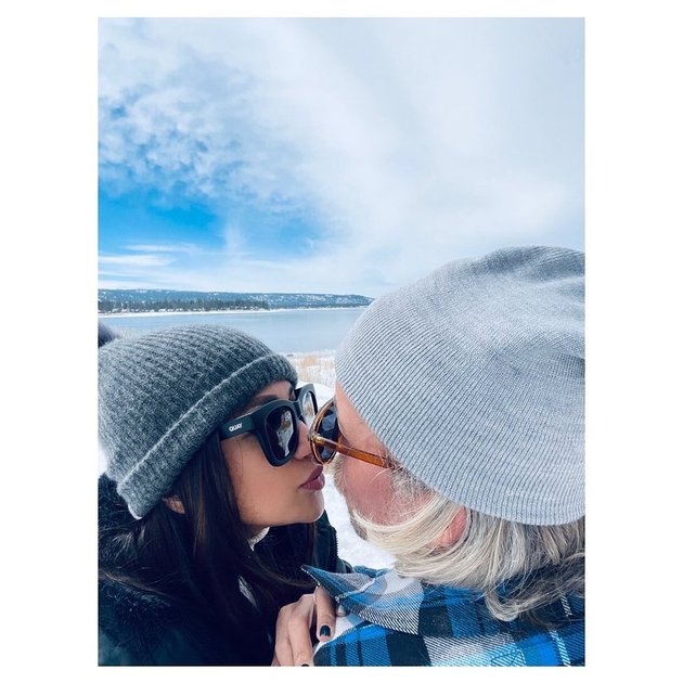 9 Portraits of Celebrity Couples in the Middle of a Snowy Expanse, Showing Warm Hugs to Intimate Kisses
