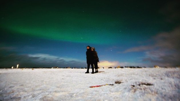 9 Portraits of Celebrity Couples in the Middle of a Snowy Expanse, Showing Warm Hugs to Intimate Kisses
