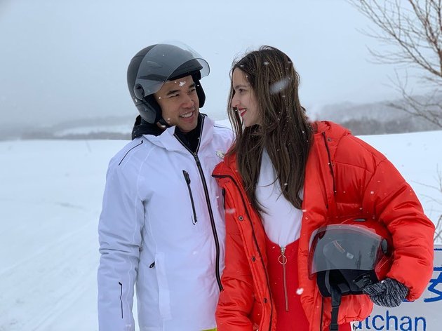 9 Portraits of Celebrity Couples in the Middle of a Snowy Expanse, Showing Warm Hugs to Intimate Kisses