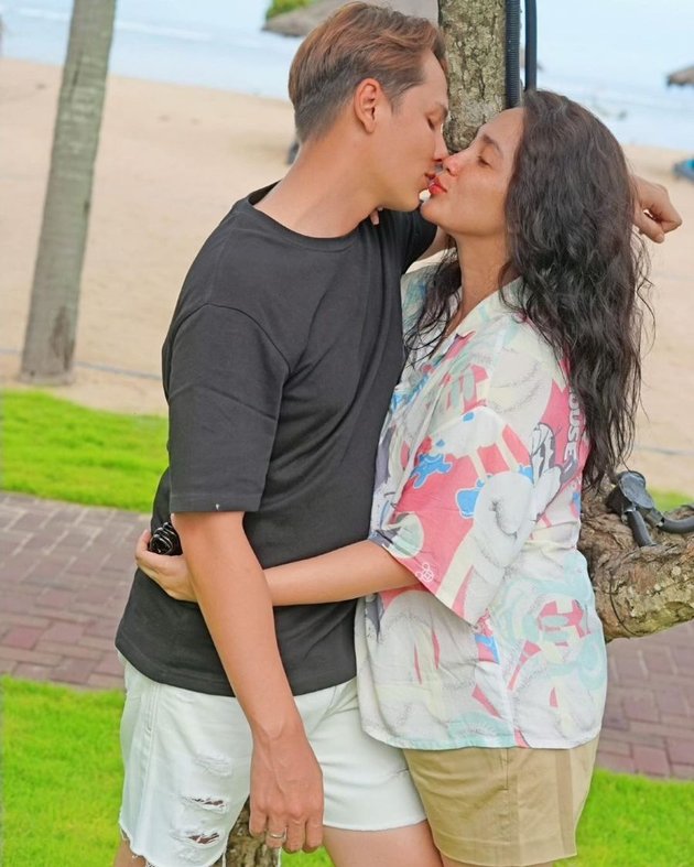 9 Portraits of Ussy Sulistiawaty and Andhika Pratama's Intimacy During Vacation in Bali, Exchanging Kisses and Hugs on the Beach