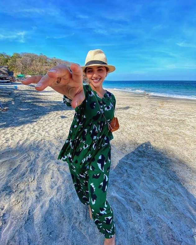 9 Portraits of Anang and Ashanty's Family Fun in Bali, Playing on the Beach - Enjoy the Beauty of Mount Batur from the Swimming Pool