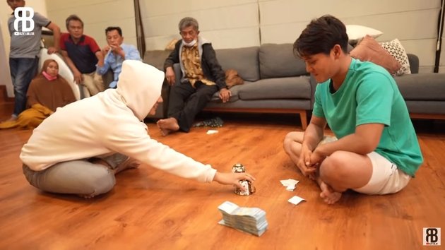 9 Portraits of Rizky Billar's Fun in Sharing Millions of Rupiah for Family, Full of Laughter Even Though Parents Get Zonk