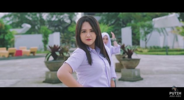 Mereka berkolaborasi dengan sebuah singel yang berjudul Hayu Gaskeun Ah. Dalam video klip, pedangdut kelahiran Blitar itu harus berperan sebagai siswi sekolah seperti anggota Putih Abu-Abu lainnya. 