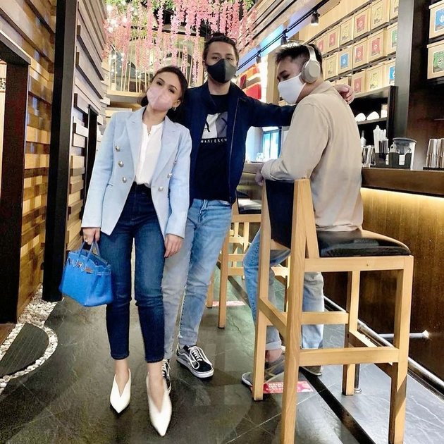 9 Pictures of Yuni Shara with Her Two Teenage Sons, Looking Like They're the Same Age