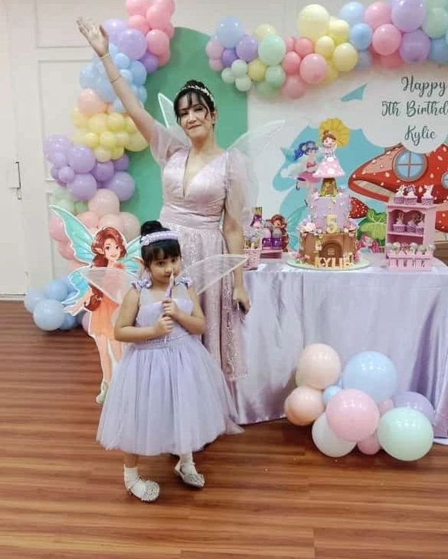 Andi Soraya mengunggah foto bersama anak perempuannya Kylie di momen ulang tahunnya yang ke-5 tahum. Keduannya pun kompak menjadi seorang peri yang cantik lho.