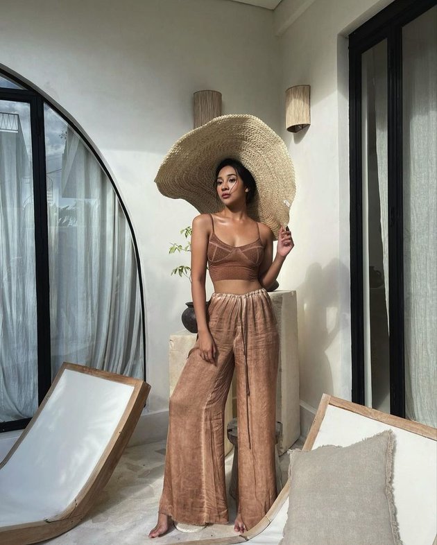 9 Photos of Anya Geraldine's Vacation in Bali, Hot Showing Off Her Smooth Back Wearing a Bikini - Looks Elegant in Balinese Traditional Clothing
