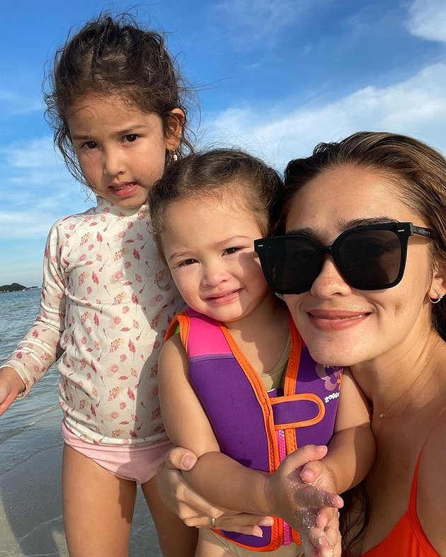 9 Photos of Yasmine Wildblood and Abi Yapto's Family Vacation, Sera and Sophia Look Adorable in Bikinis