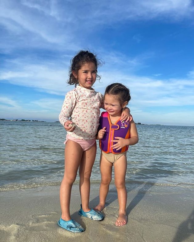 9 Photos of Yasmine Wildblood and Abi Yapto's Family Vacation, Sera and Sophia Look Adorable in Bikinis