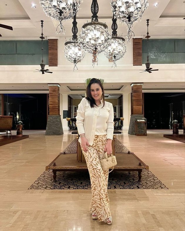 9 Luxurious Vacation Photos of Jennifer Dunn in Bali, Hanging Out with Desy Ratnasari and Selvi Kitty