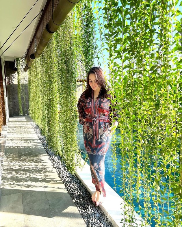 9 Luxurious Vacation Photos of Jennifer Dunn in Bali, Hanging Out with Desy Ratnasari and Selvi Kitty