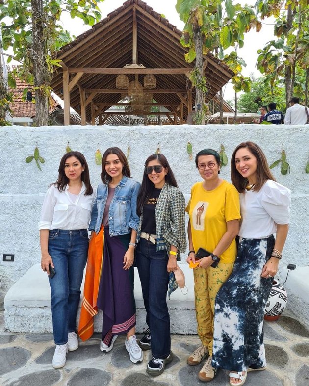 9 Photos of Najwa Shihab's Vacation in Yogyakarta, Morning Run at UGM - Selfie in Unique Outfit