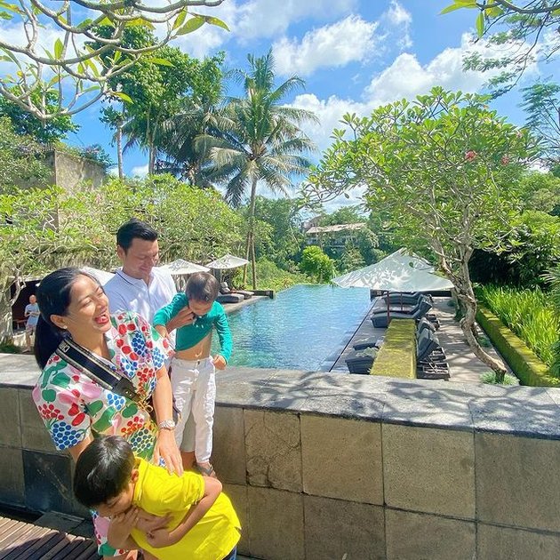 9 Portraits of Titi Kamal and Christian Sugiono's Vacation in Bali, Romantic Bathing Together