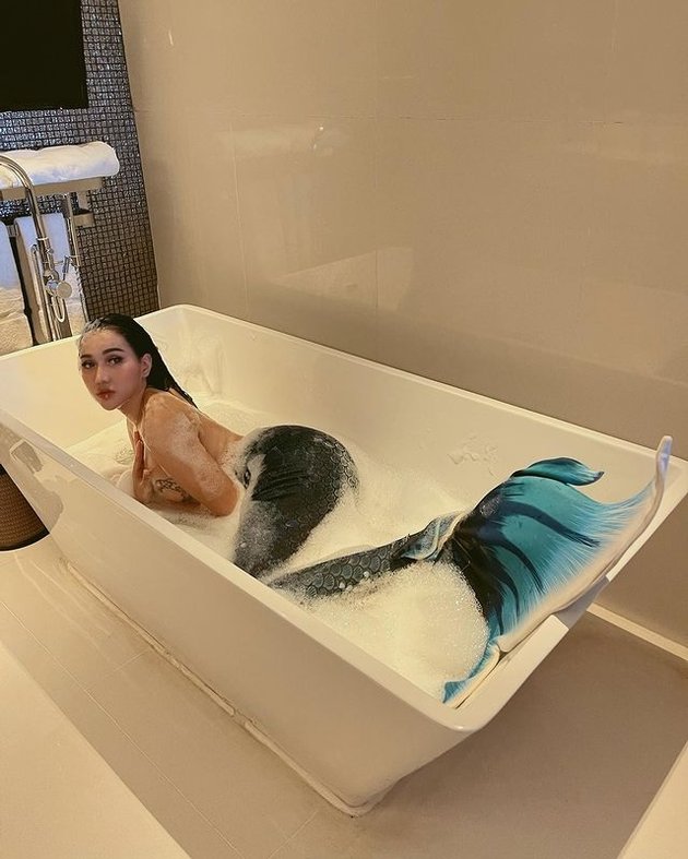 9 Photos of Lucinta Luna Spending Vacation Time in Bali, Hot Poses on the Bathtub - Become a Mermaid Princess