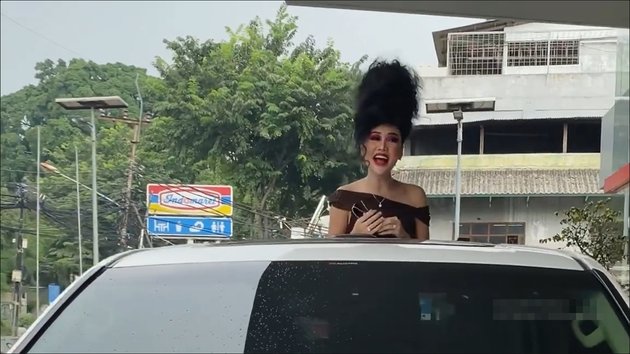 9 Potret Lucinta Luna Showcasing Luxury Cars, New Anti-Gravity Hair Makes Netizens Lose Focus and Called a Beehive