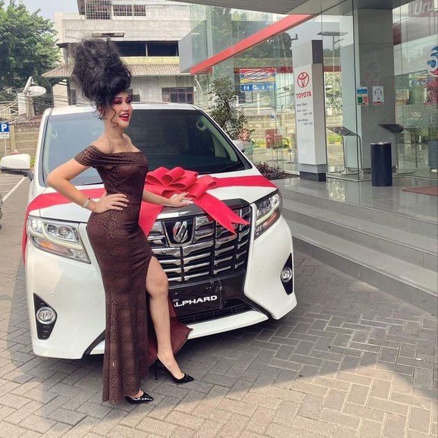 9 Potret Lucinta Luna Showcasing Luxury Cars, New Anti-Gravity Hair Makes Netizens Lose Focus and Called a Beehive