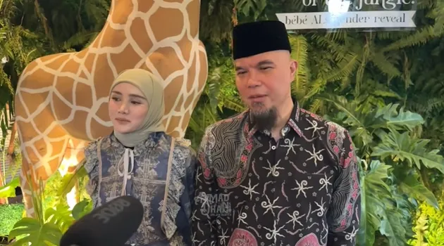 Potret Ahmad Dhani dan Mulan di acara gender reveal Alyssa