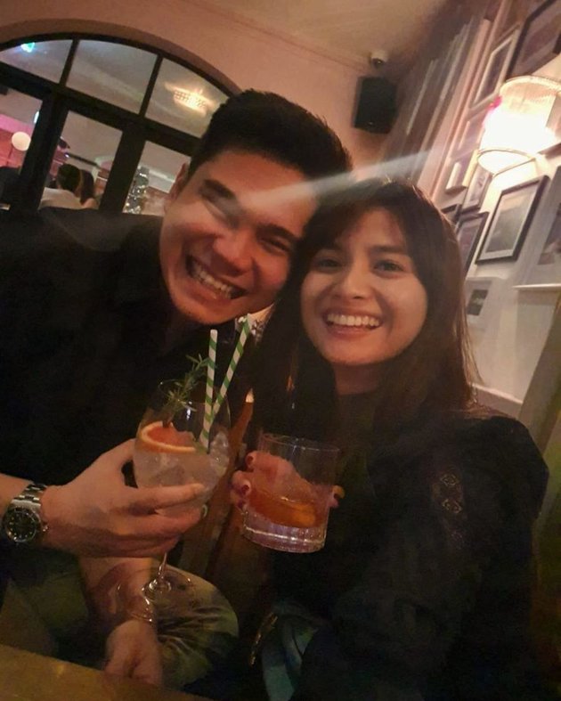 9 Sweet Photos of Acha Septriasa with Her Husband that Rarely Get Attention, Affectionate and Romantic Like Still Dating