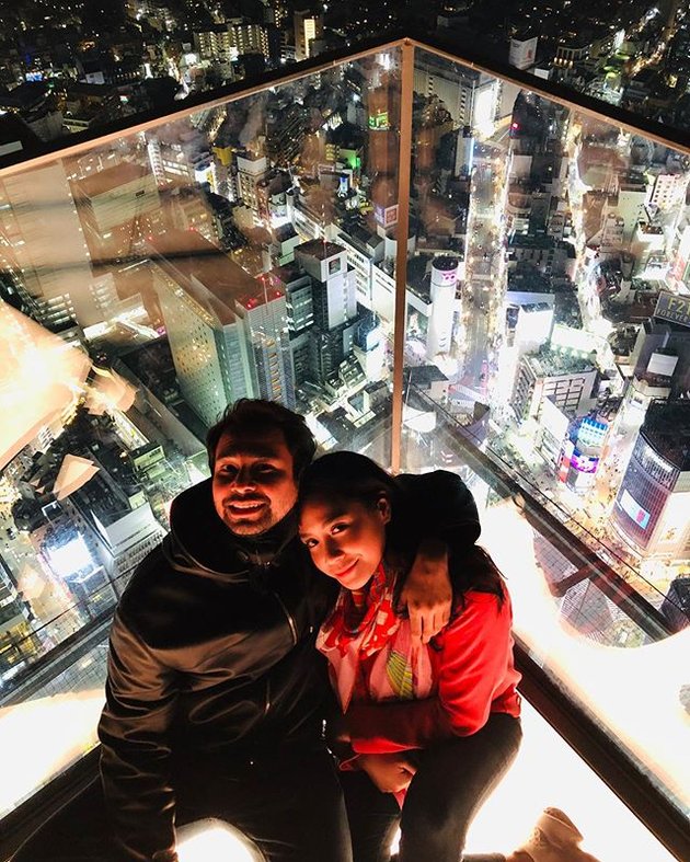 9 Sweet Moments of Raffi Ahmad & Nagita Slavina Strolling in Japan, Having Fun in Tall Buildings