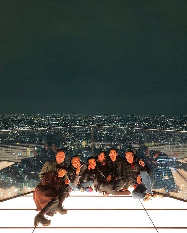 9 Sweet Moments of Raffi Ahmad & Nagita Slavina Strolling in Japan, Having Fun in Tall Buildings