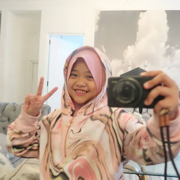 9 Portraits of Maryam, the Oldest Daughter of Oki Setiana Dewi, the Beautiful Girl who Memorized the Quran at the Age of 8 - Aspiring to be an Ustazah