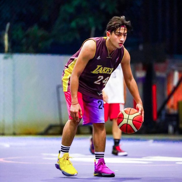 9 Photos of Harris Vriza Playing Basketball, Shoes and Arm Muscles Make Netizens Focus Wrong