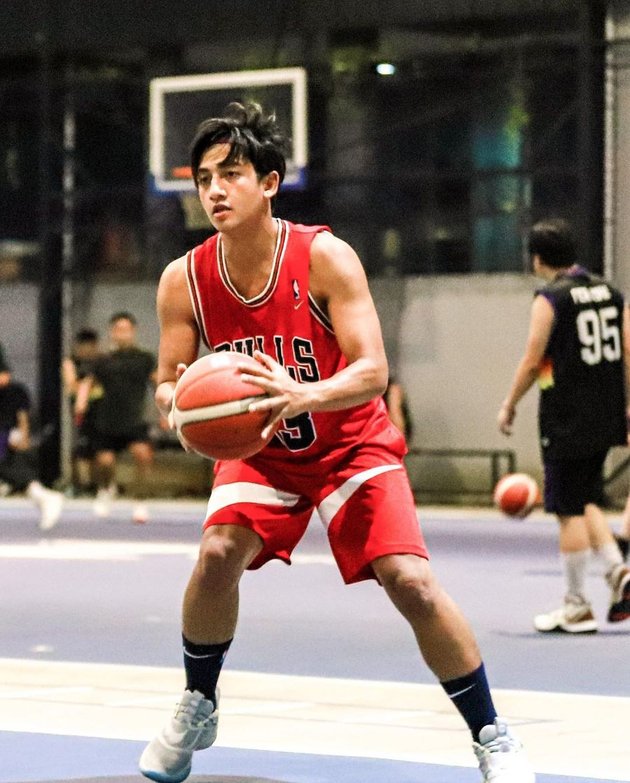 9 Photos of Harris Vriza Playing Basketball, Shoes and Arm Muscles Make Netizens Focus Wrong