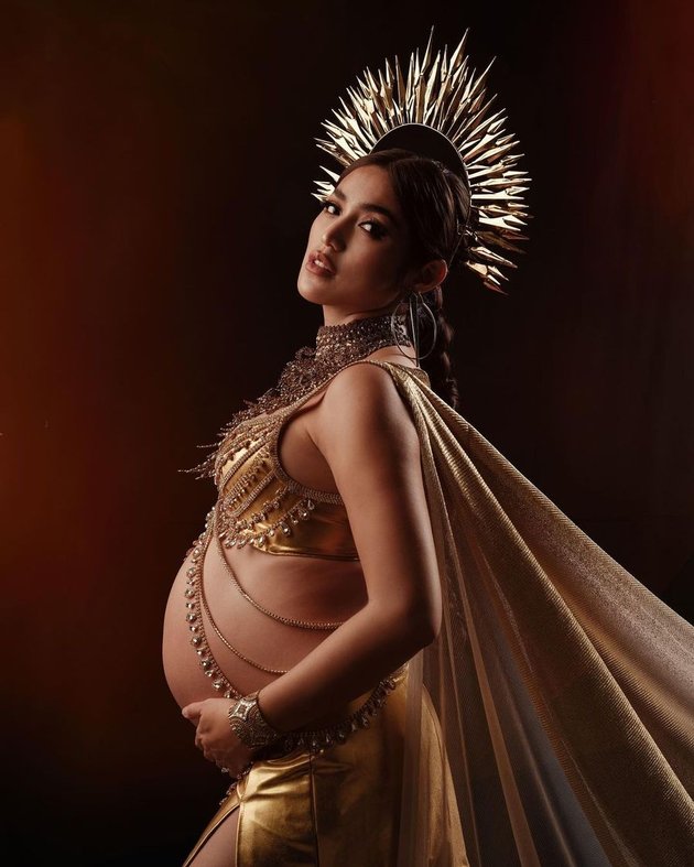 Seperti inilah penampakan maternity shoot terbaru Jessica Iskandar yang diabadikan oleh seorang fotografer asal Bali, Dewandra Djelantik.