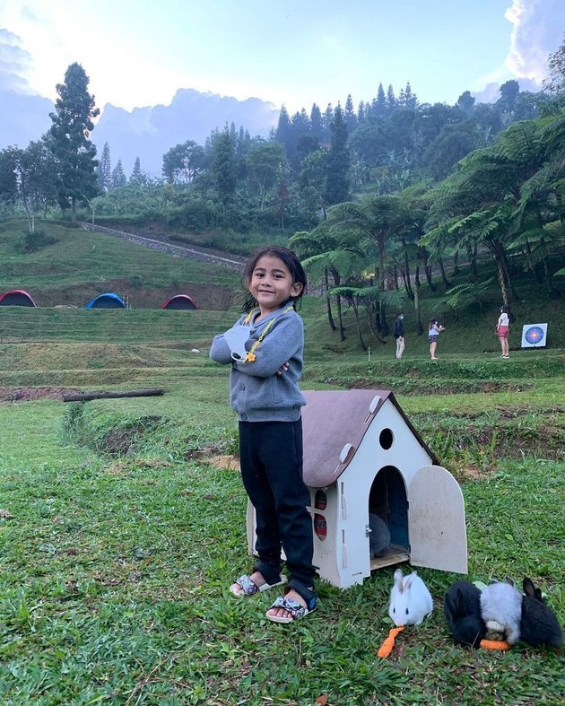 9 Photos of Meisya Siregar Taking Her Three Children on Vacation, Enjoying the Beautiful Mountain View - Riding Horses and Playing Archery