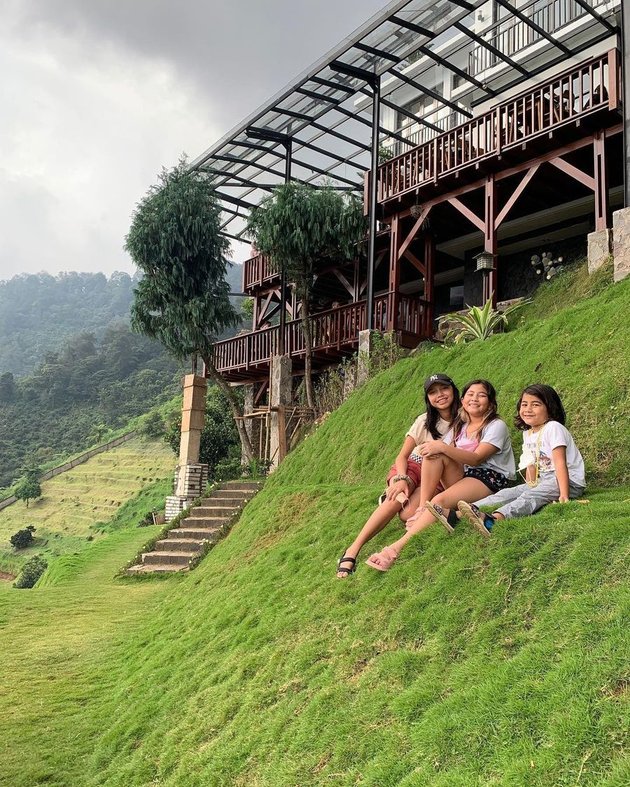 9 Photos of Meisya Siregar Taking Her Three Children on Vacation, Enjoying the Beautiful Mountain View - Riding Horses and Playing Archery