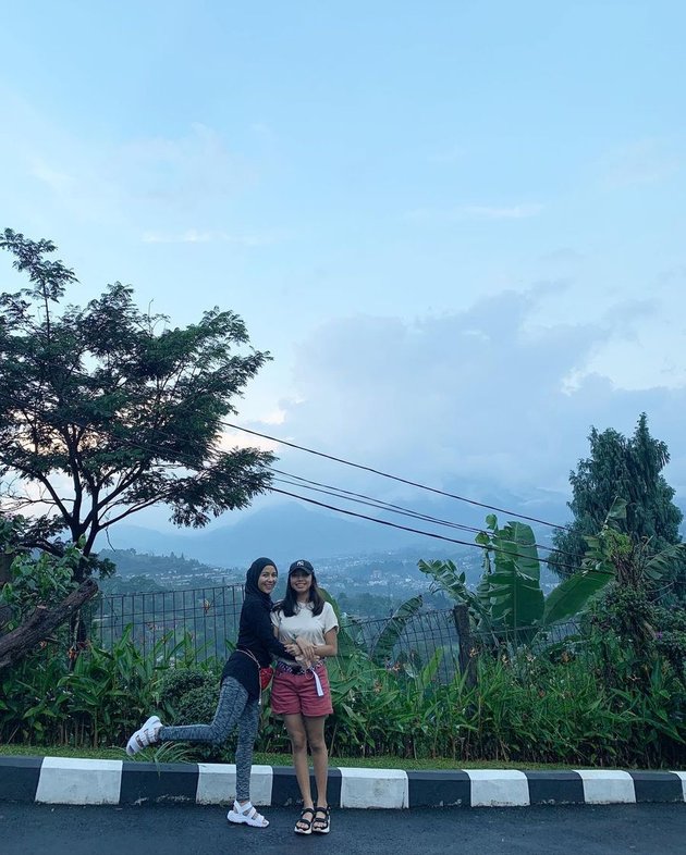 9 Photos of Meisya Siregar Taking Her Three Children on Vacation, Enjoying the Beautiful Mountain View - Riding Horses and Playing Archery