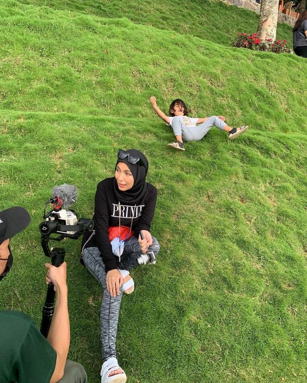9 Photos of Meisya Siregar Taking Her Three Children on Vacation, Enjoying the Beautiful Mountain View - Riding Horses and Playing Archery