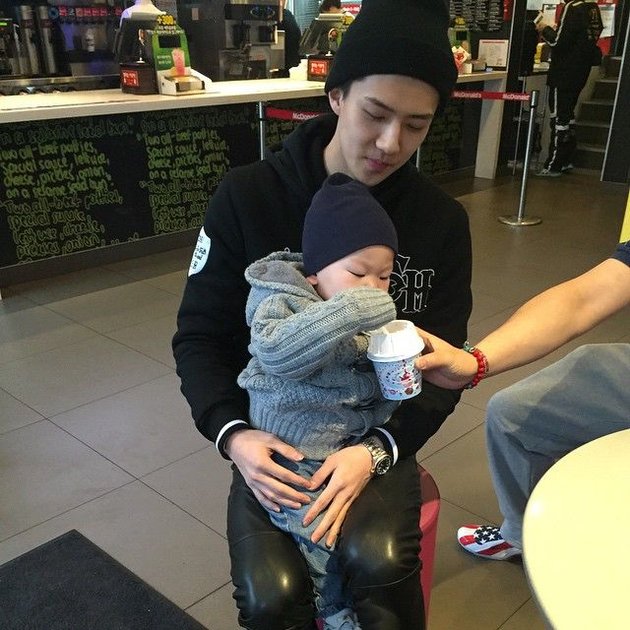 9 Photos of EXO Members with Children: Perfect as Dream Fathers - Chen Makes You Melt!