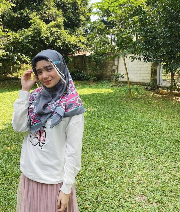 9 Enchanting Portraits of Tissa Biani in Hijab, Even More Beautiful and Soothing