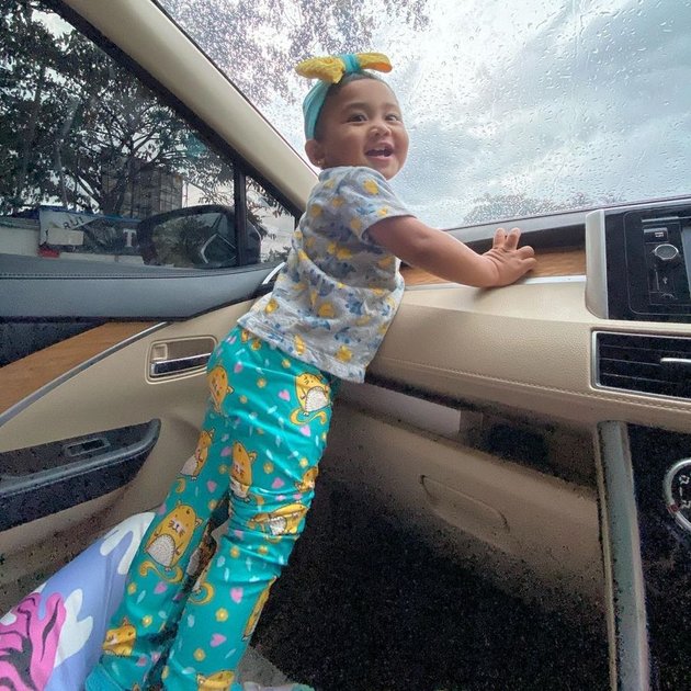 9 Adorable Photos of Evi Masamba's Little-known Daughter, So Cute Often Imitating Her Mother's Pose