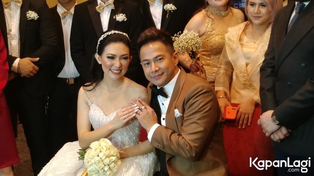 9 Sweet Photos of Delon & Aida Showing Their Wedding Rings at the Reception Press Conference, So Sweet!